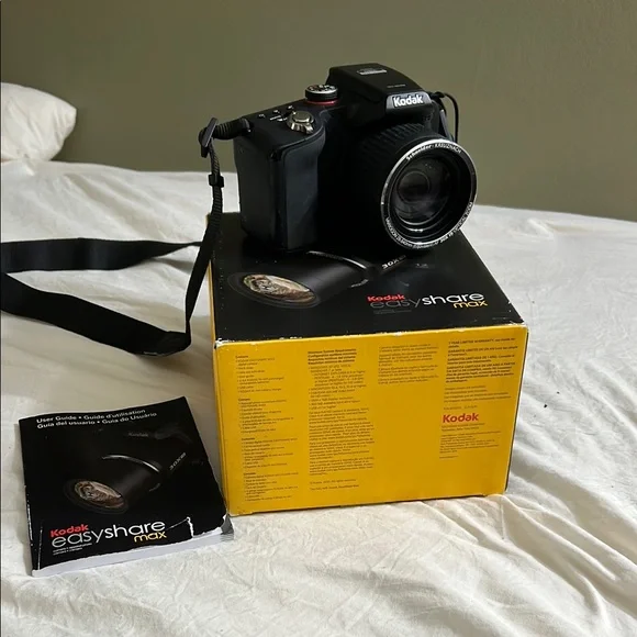 Kodak EasyShare Max Black Digital Camera - Picture 1 of 10